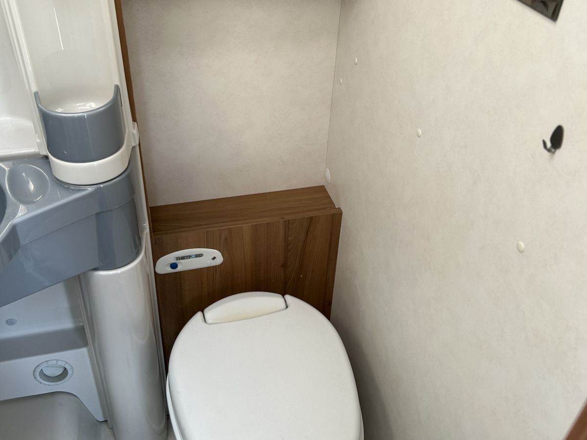 Bürstner 610 Alkov Över underslaf bak, bild 25 av 26