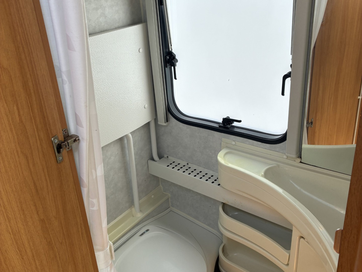 Adria CLASSICA 563 UK Barnkammare, bild 13 av 14