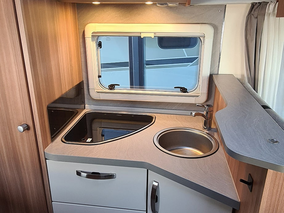 Weinsberg Carasuite 650 MF dragkrok, franskbädd, bild 6 av 15