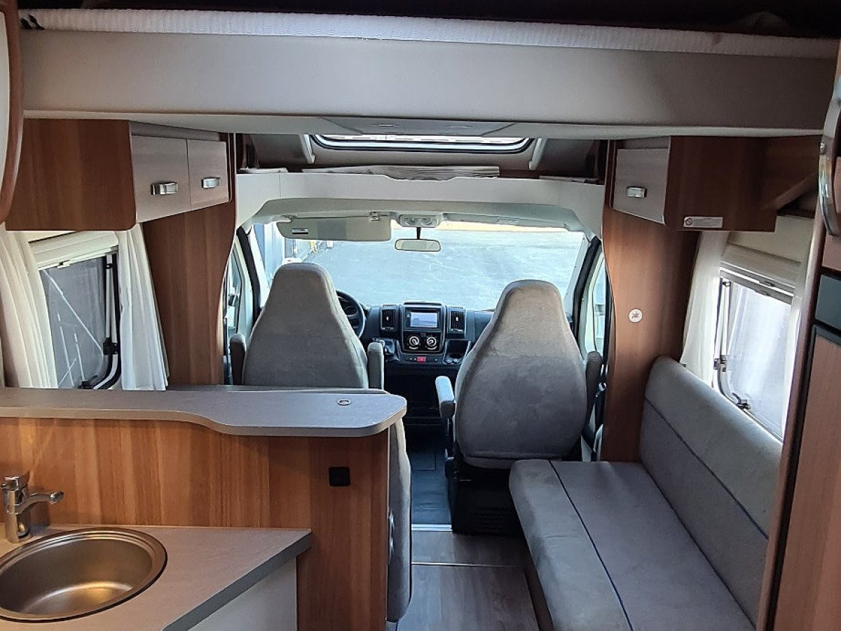 Weinsberg Carasuite 650 MF dragkrok, franskbädd, bild 7 av 15