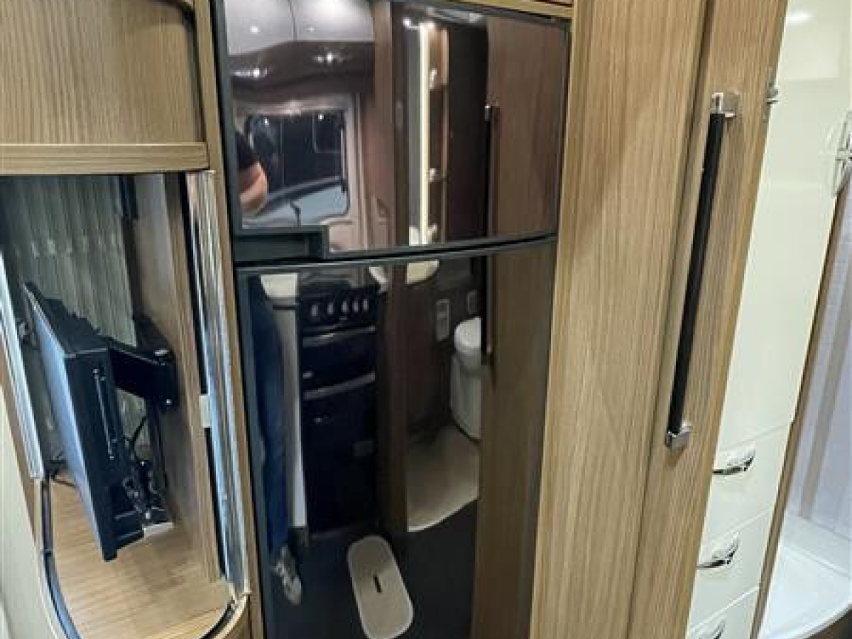 Bürstner Argos 747 // Res bekvämt med hela familjen / Hydrauliska Stödben / Alkov / Dragkrok /, bild 12 av 24
