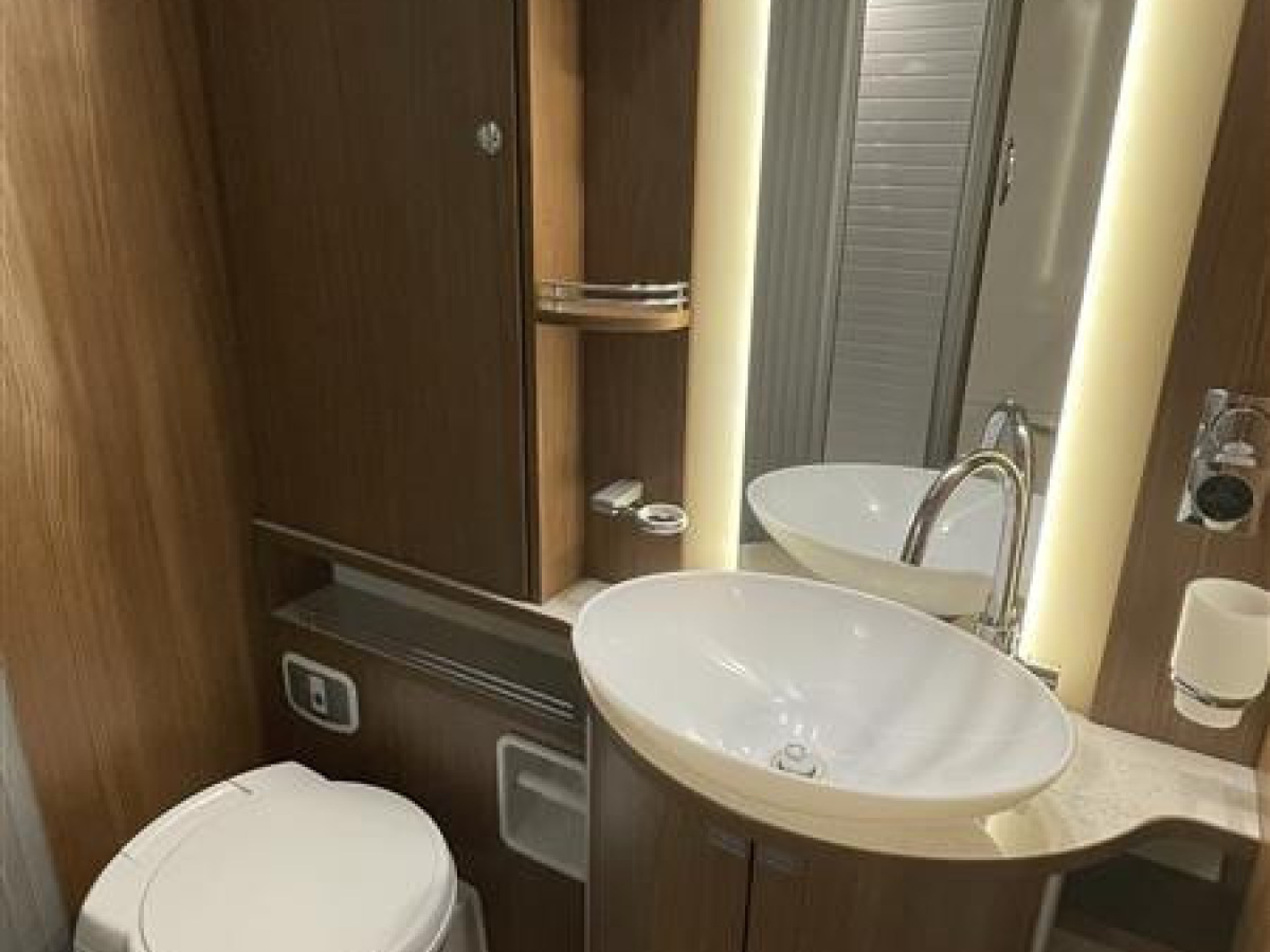 Bürstner Argos 747 // Res bekvämt med hela familjen / Hydrauliska Stödben / Alkov / Dragkrok /, bild 13 av 24