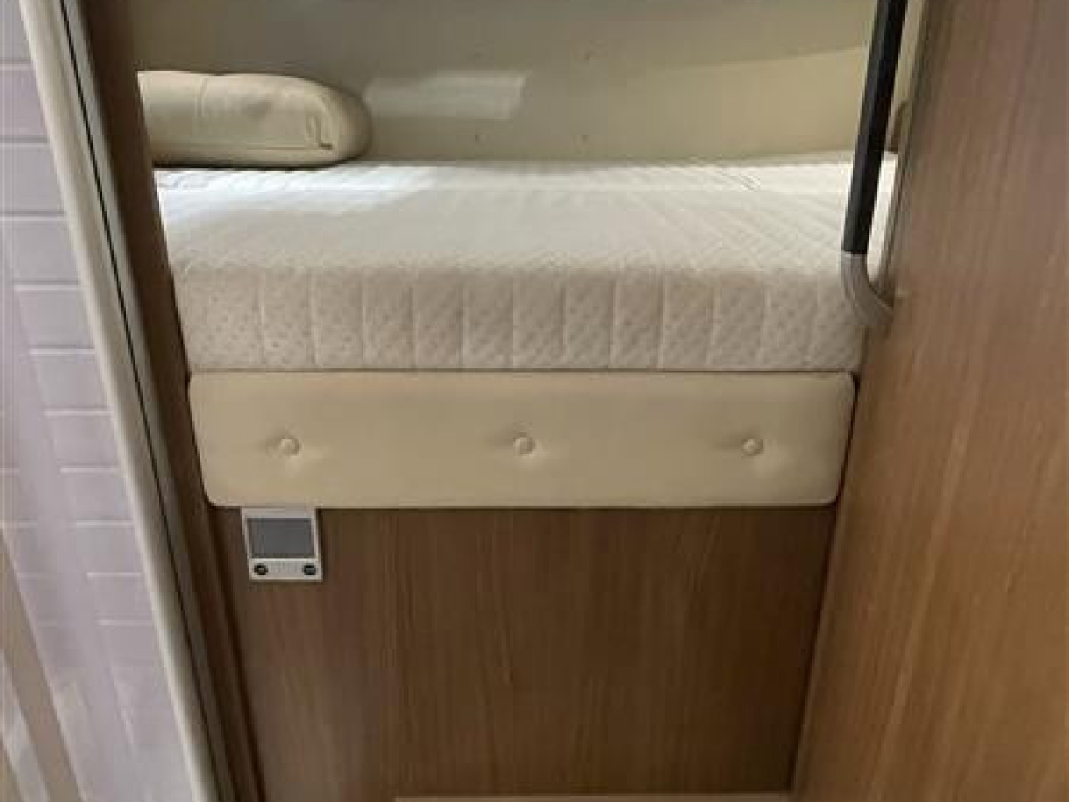 Bürstner Argos 747 // Res bekvämt med hela familjen / Hydrauliska Stödben / Alkov / Dragkrok /, bild 16 av 24