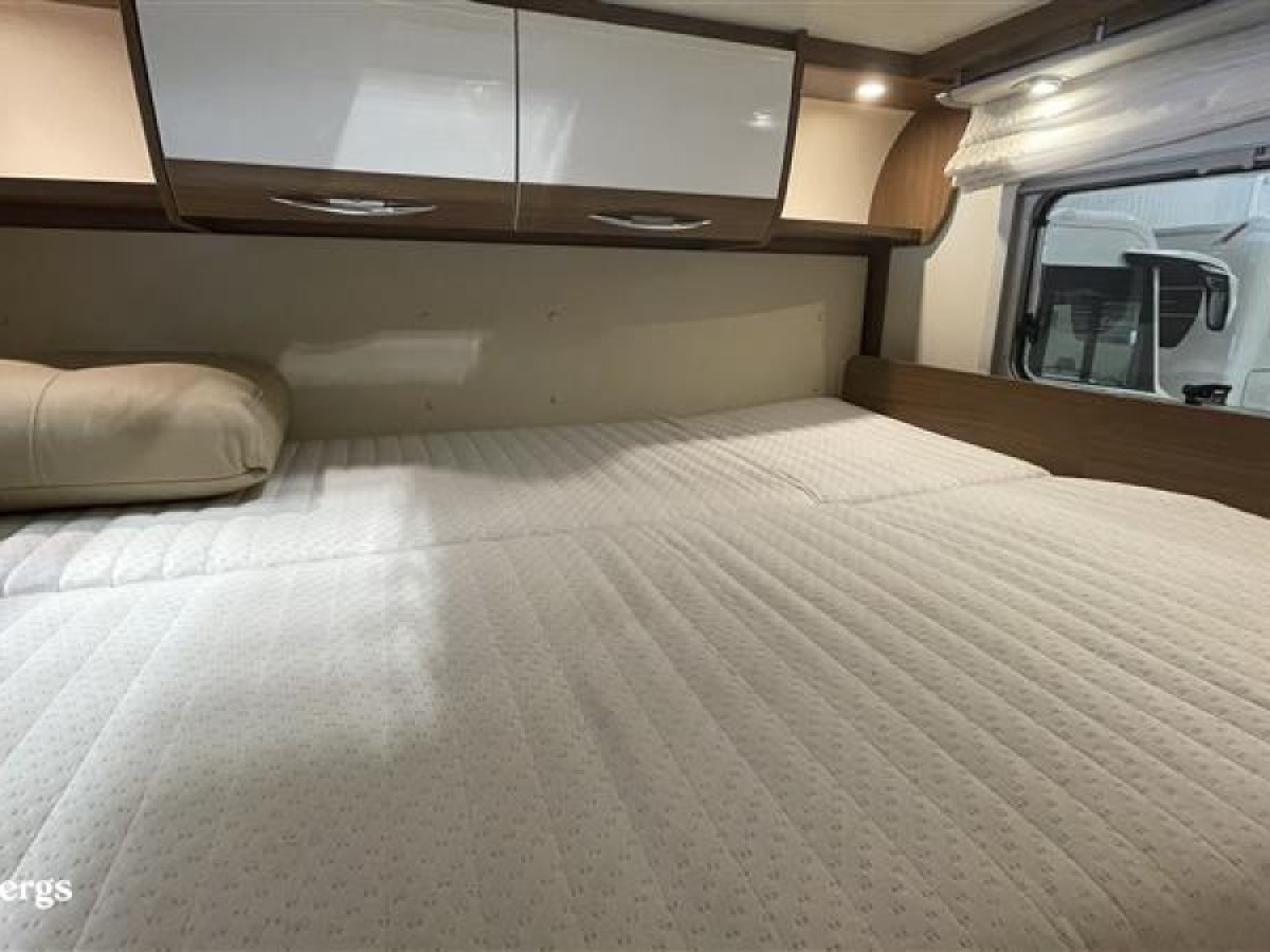 Bürstner Argos 747 // Res bekvämt med hela familjen / Hydrauliska Stödben / Alkov / Dragkrok /, bild 17 av 24