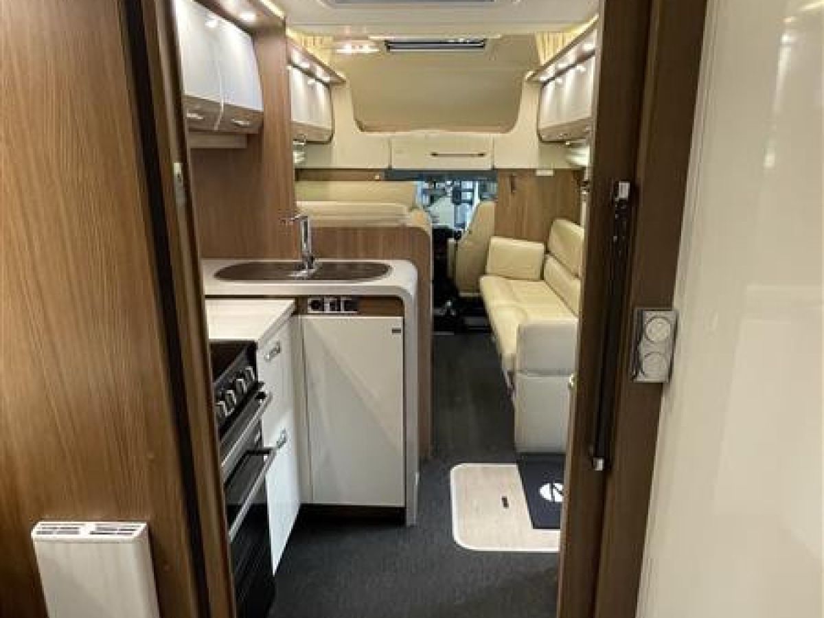 Bürstner Argos 747 // Res bekvämt med hela familjen / Hydrauliska Stödben / Alkov / Dragkrok /, bild 18 av 24