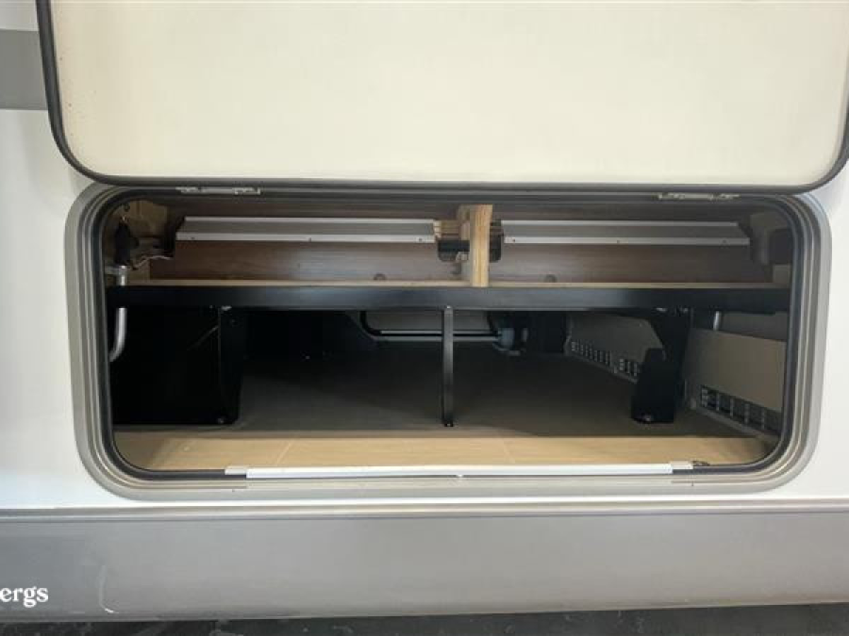 Bürstner Argos 747 // Res bekvämt med hela familjen / Hydrauliska Stödben / Alkov / Dragkrok /, bild 21 av 24