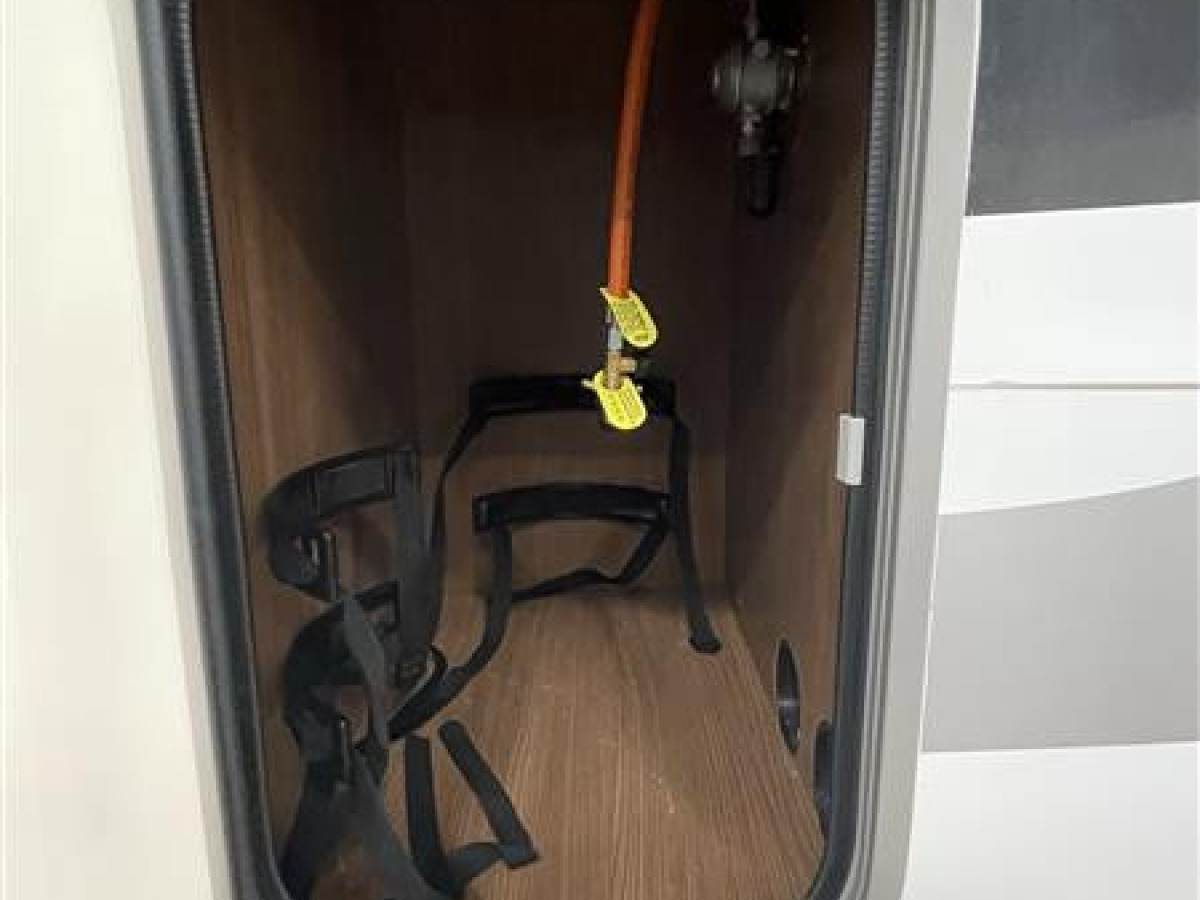 Bürstner Argos 747 // Res bekvämt med hela familjen / Hydrauliska Stödben / Alkov / Dragkrok /, bild 22 av 24