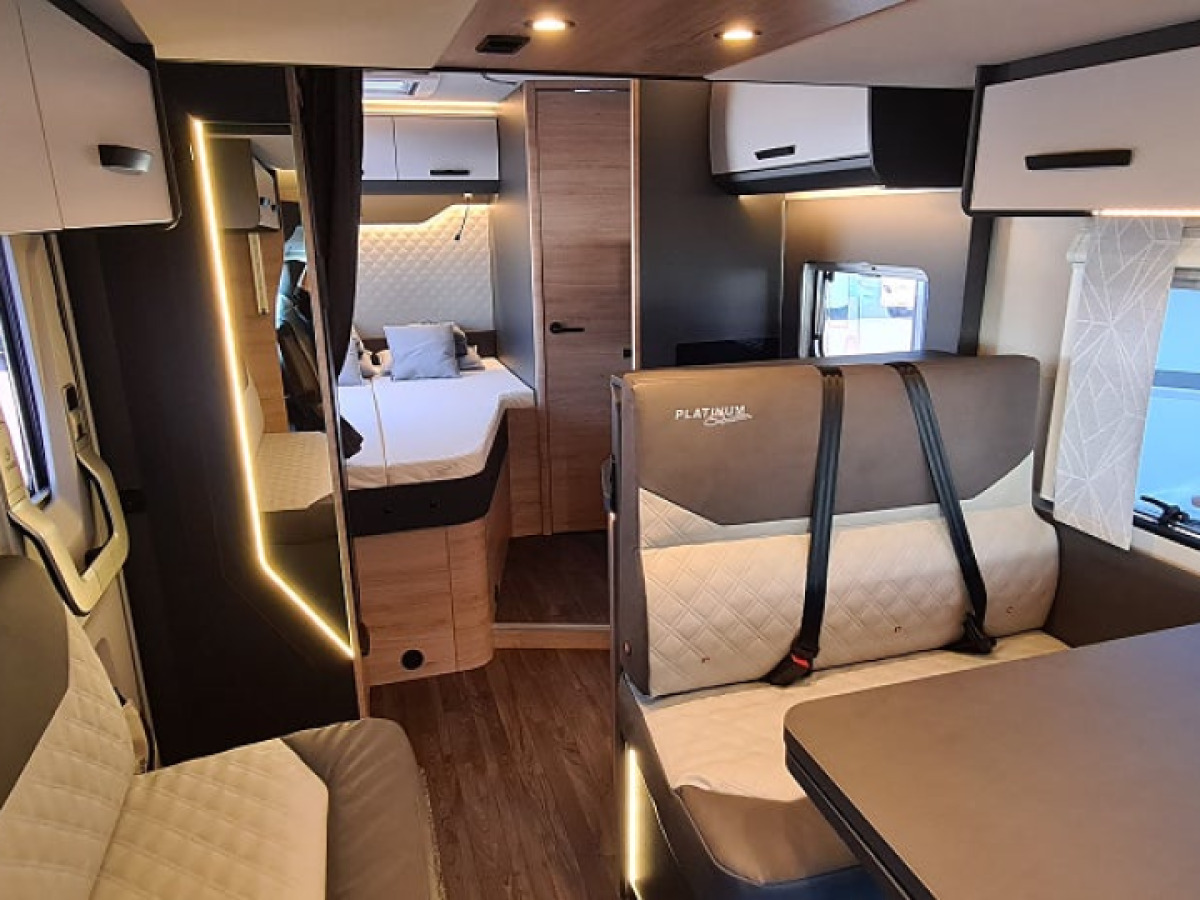 Knaus 650 MF live Wave franskbädd, solcell, tv, bild 8 av 18