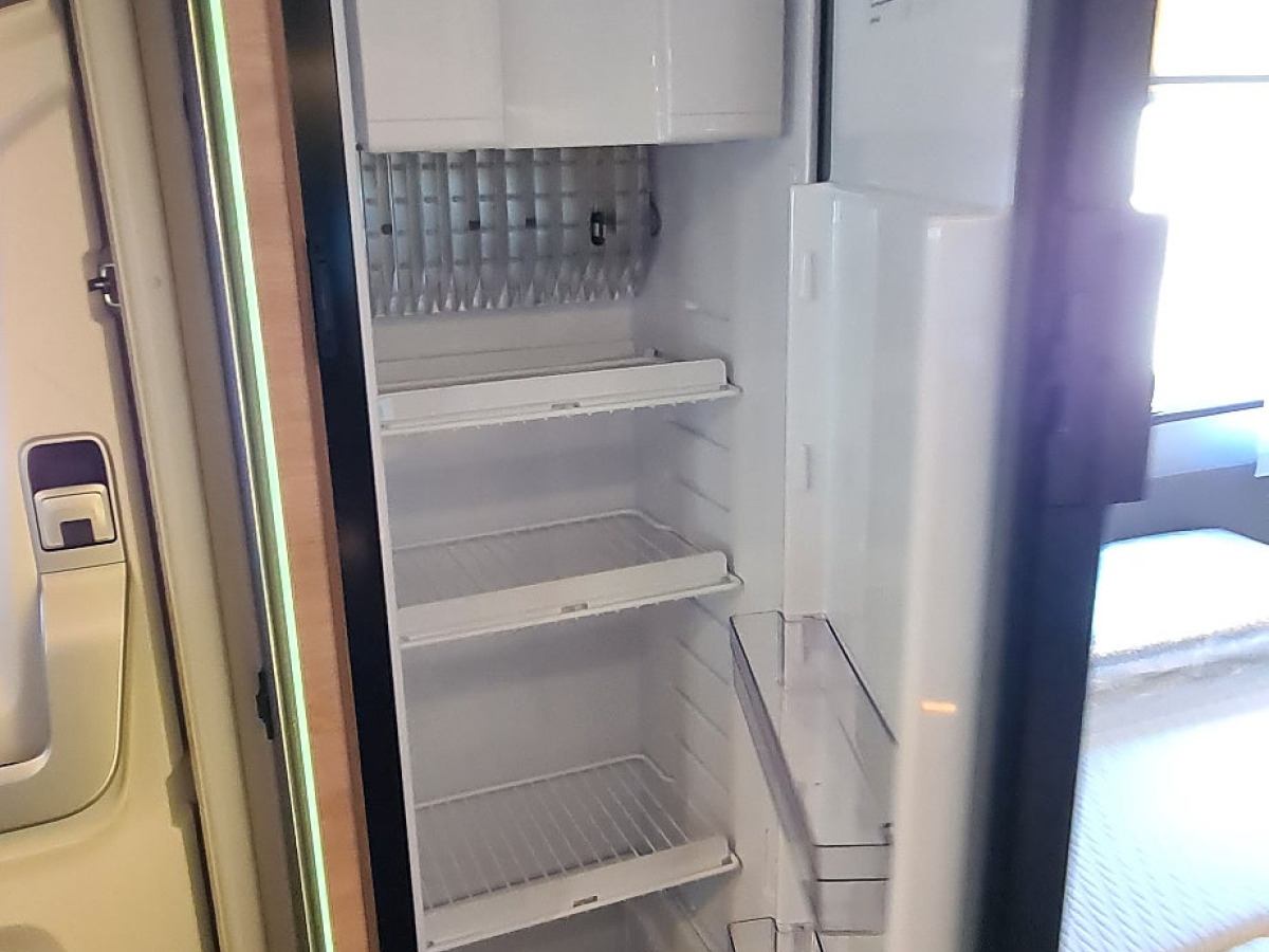 Knaus 650 MF live Wave franskbädd, solcell, tv, bild 11 av 18