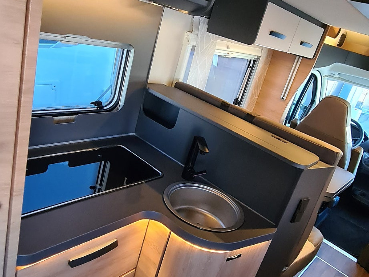 Knaus 650 MF live Wave franskbädd, solcell, tv, bild 14 av 18