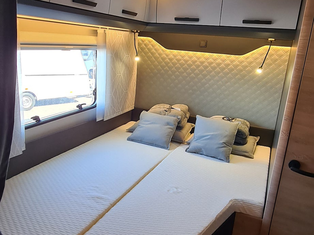 Knaus 650 MF live Wave franskbädd, solcell, tv, bild 15 av 18