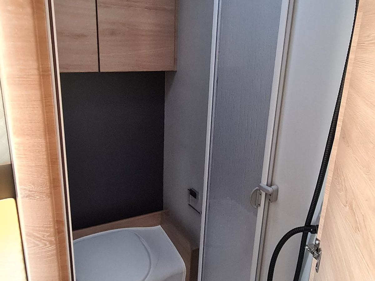Knaus 650 MF live Wave franskbädd, solcell, tv, bild 16 av 18