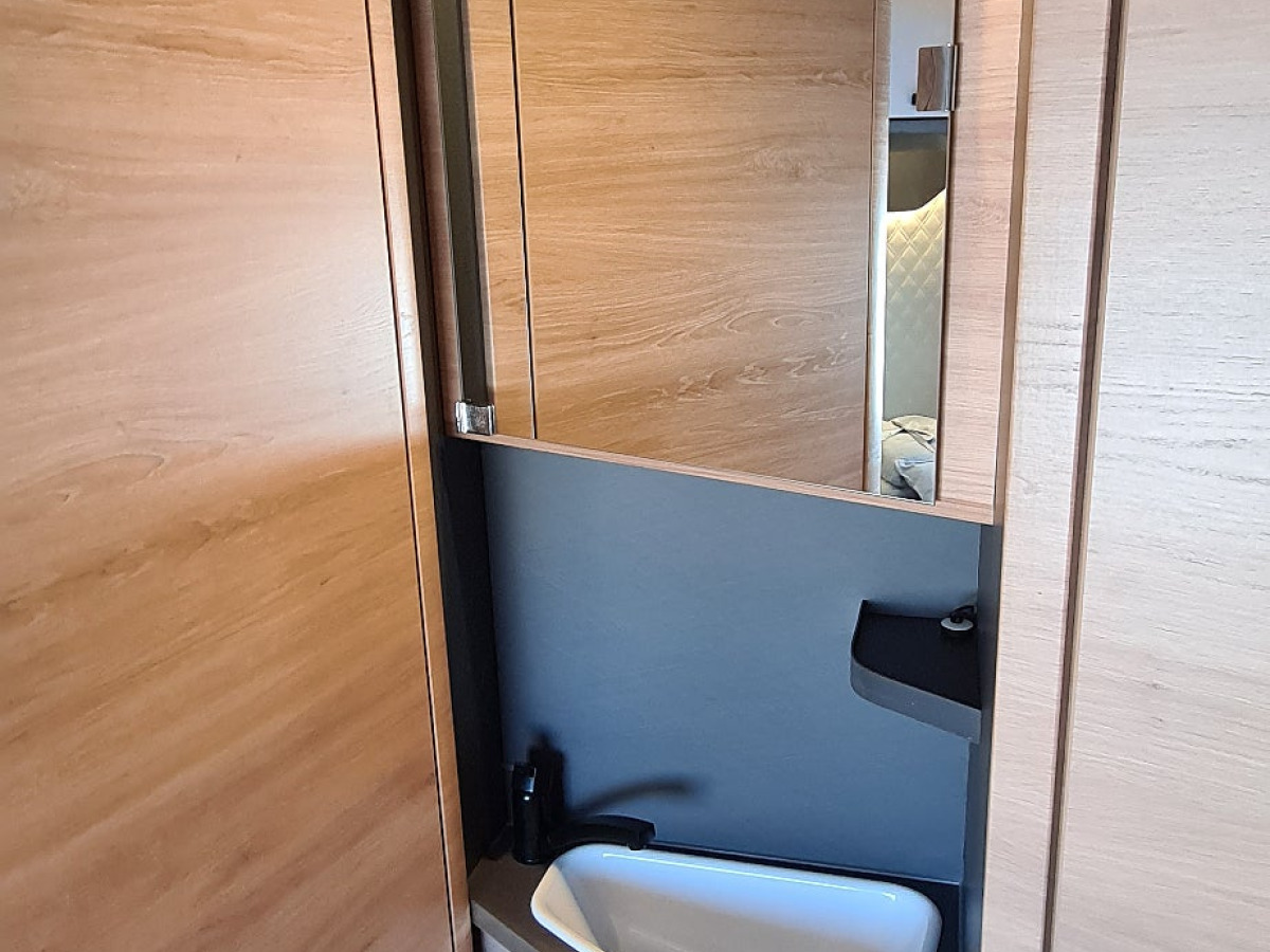 Knaus 650 MF live Wave franskbädd, solcell, tv, bild 17 av 18