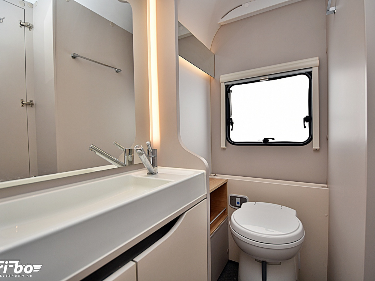 Adria 613 HT Adora, Långbäddar, bild 23 av 28
