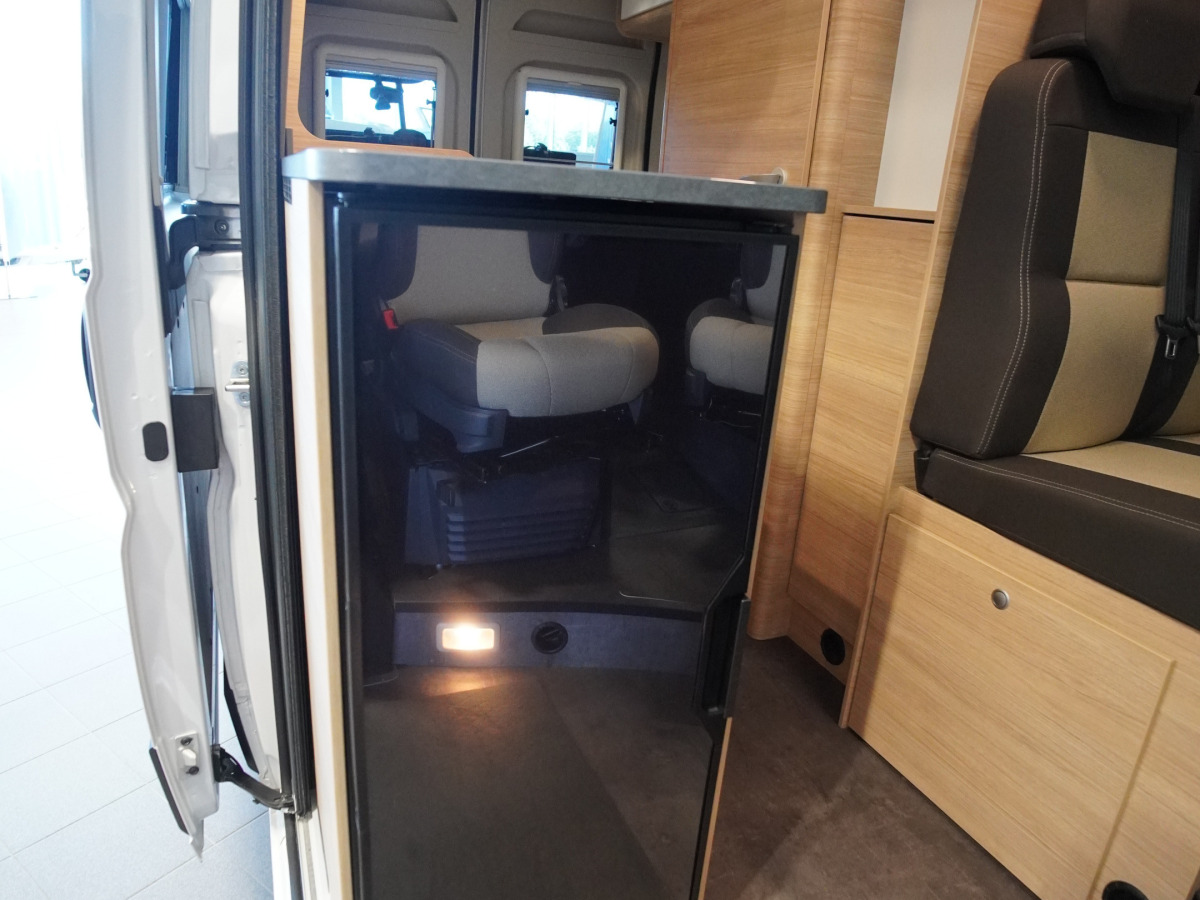 Roadcar R 600, 140HK, Vit, Markis, Cykelställ, Backkamera, bild 9 av 20
