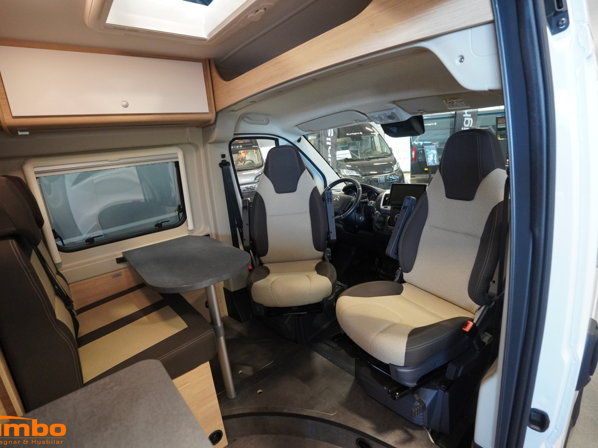 Roadcar R 600, 140HK, Vit, Markis, Cykelställ, Backkamera, bild 2 av 20