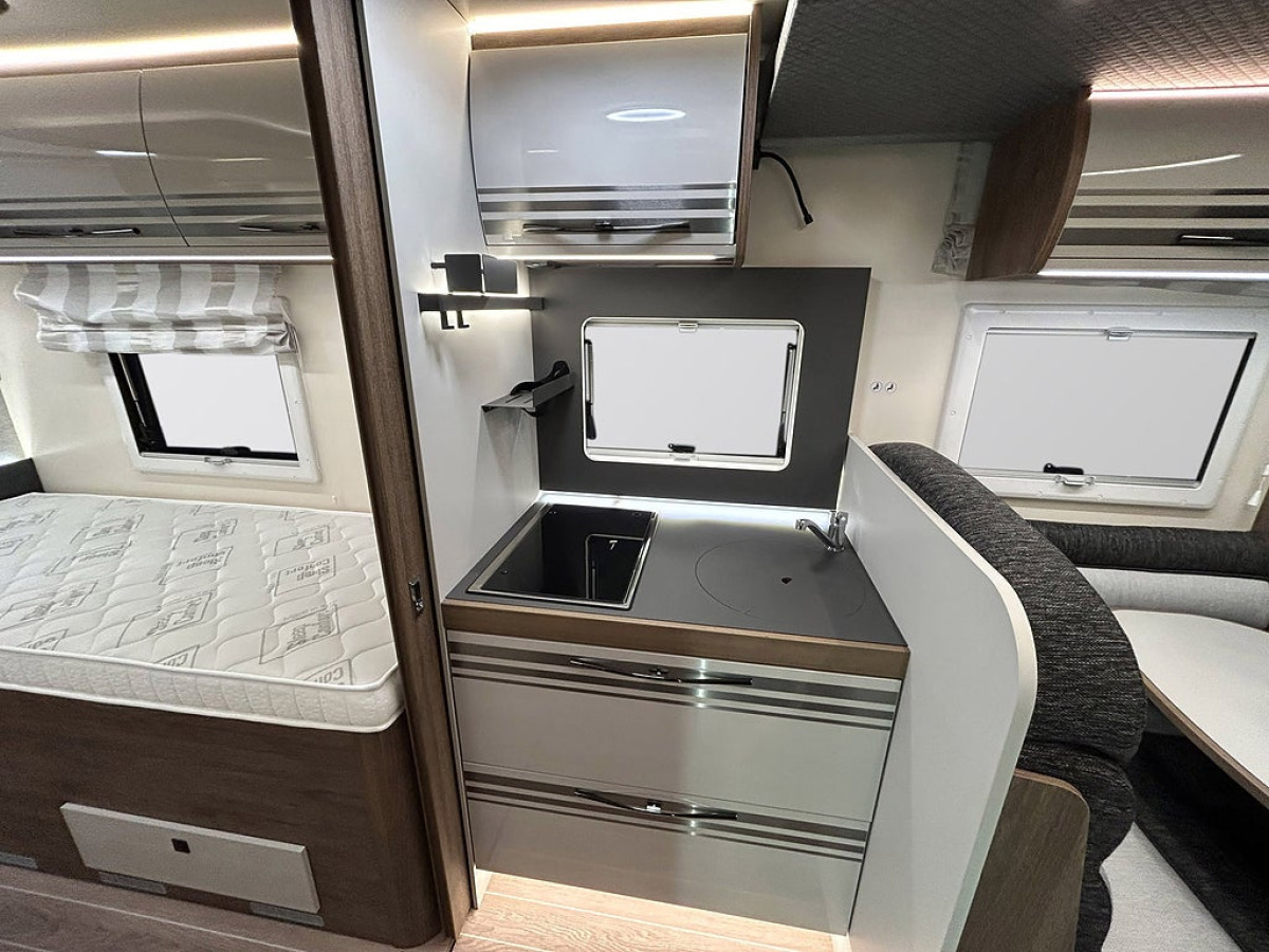 Ci MAGIS 82 XT LÅGA LÅNGBÄDDAR TOA BAK ALDE VÄRME 165HK AUTOMAT, bild 9 av 36