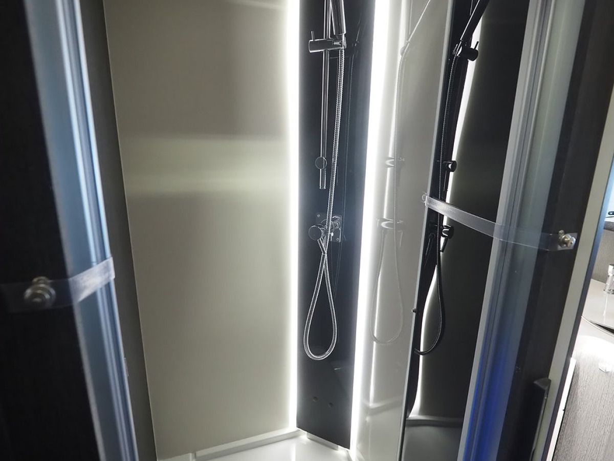 Ci Magis 84 XT 160hk Automat Långbädd Markis Taksäng Solcell, bild 15 av 21