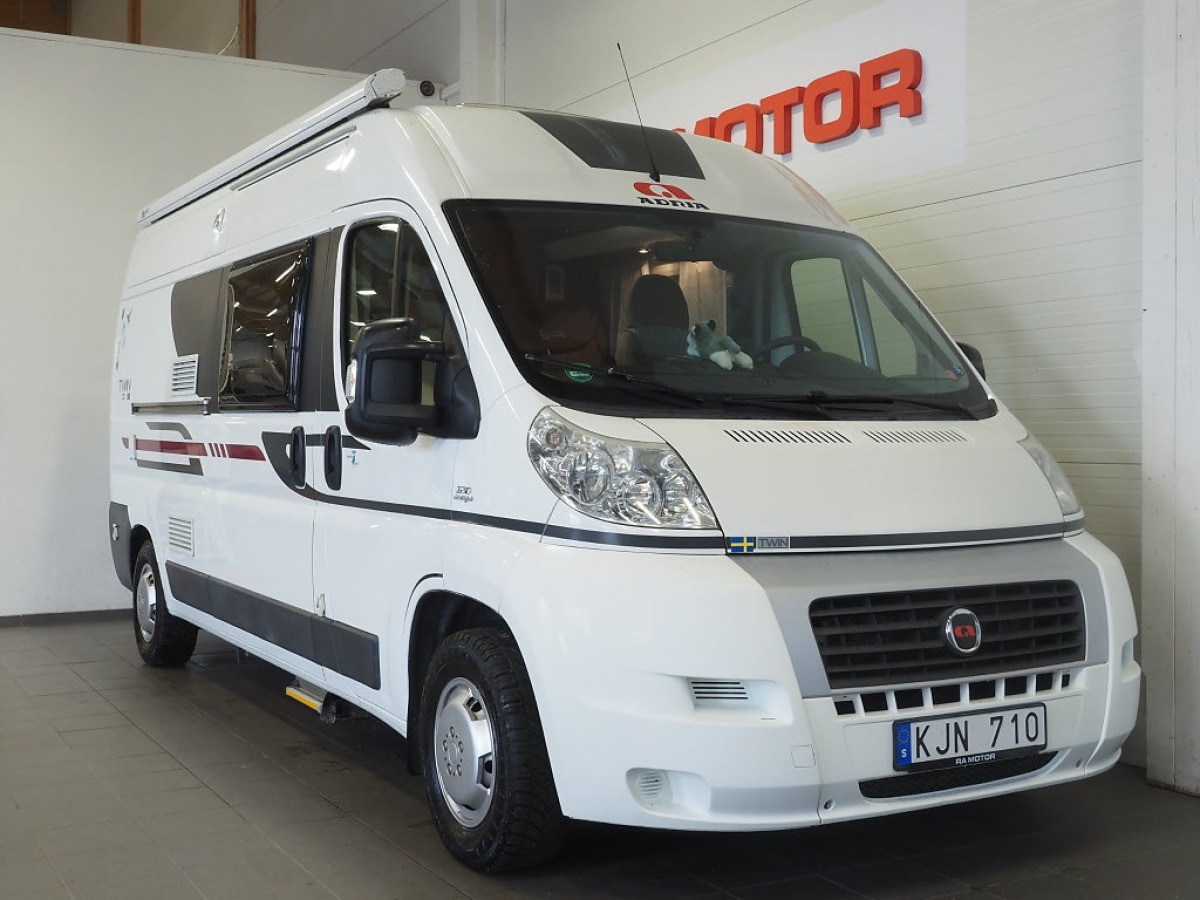 Adria Twin SP 120hk Markis Dragkrok Under 6m Plåtis, bild 1 av 18
