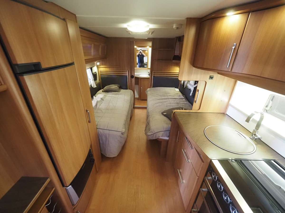 Kabe Royal 720 TDL KS Markis Slätplåt Långbäddar Tv Bänk, bild 7 av 17