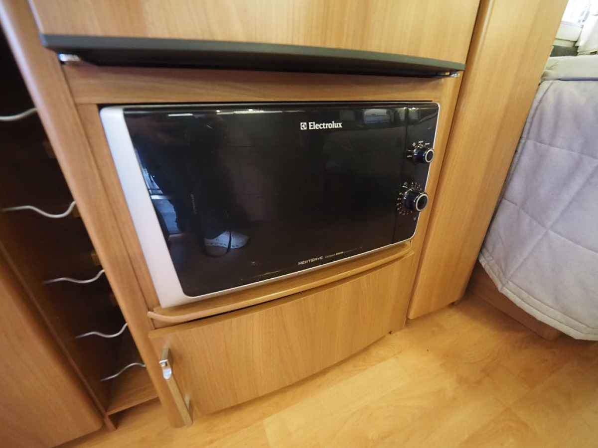 Kabe Royal 720 TDL KS Markis Slätplåt Långbäddar Tv Bänk, bild 11 av 17