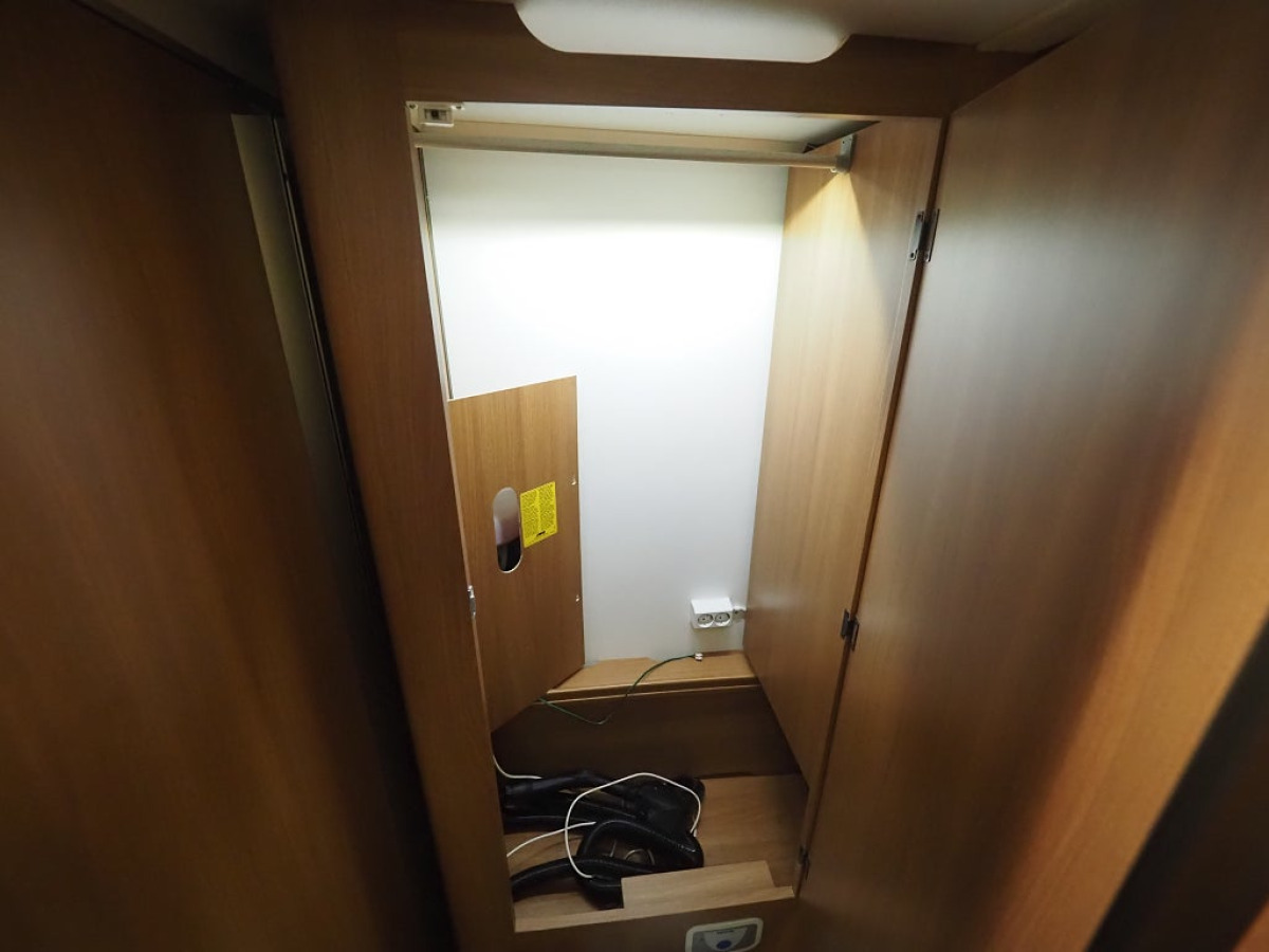 Kabe Royal 720 TDL KS Markis Slätplåt Långbäddar Tv Bänk, bild 15 av 17
