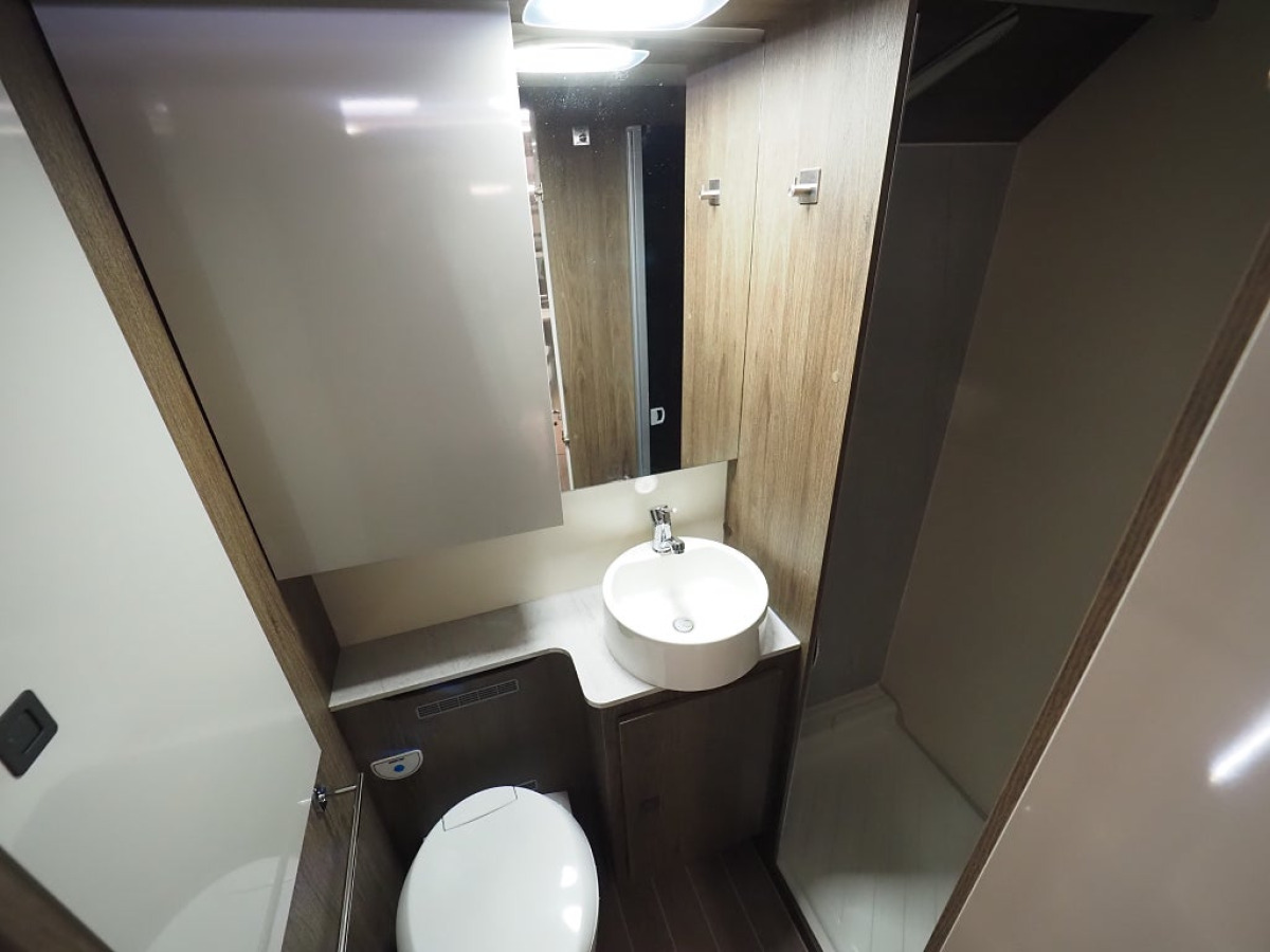 Ci Magis 82 XT Aut I ALDE I 3500kg I Låga långbäddar I Taksäng, bild 13 av 21