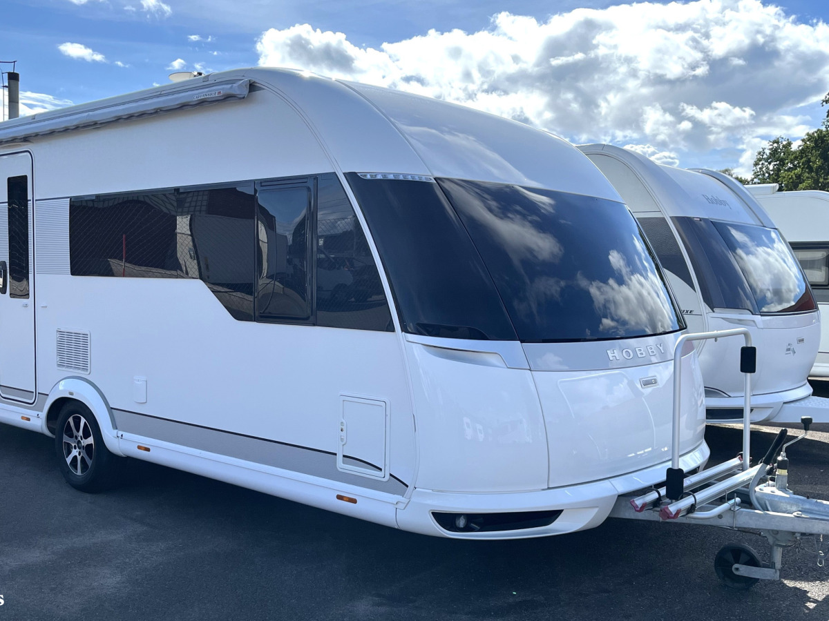 Hobby 560 CFE PREMIUM // Lyxiga utrymmen i fint skick med mycket tillbehör, bild 1 av 20