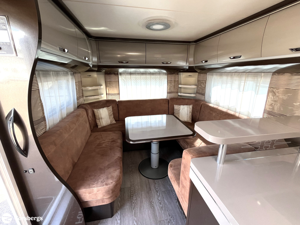 Hobby 560 CFE PREMIUM // Lyxiga utrymmen i fint skick med mycket tillbehör, bild 5 av 20