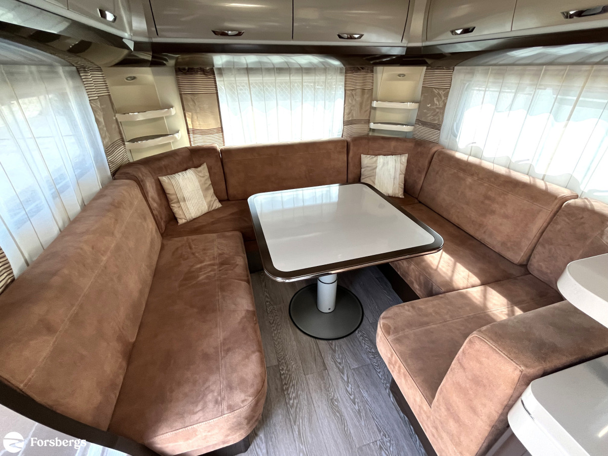 Hobby 560 CFE PREMIUM // Lyxiga utrymmen i fint skick med mycket tillbehör, bild 7 av 20