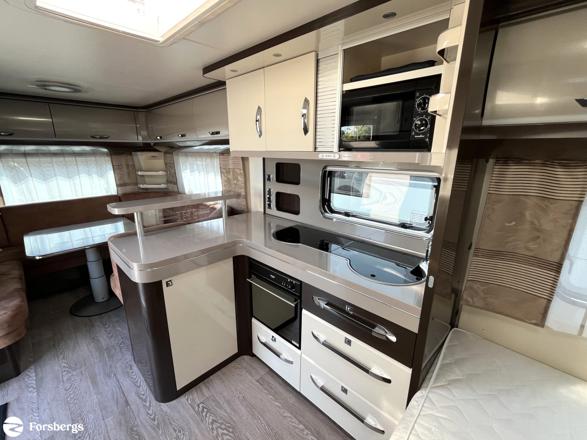 Hobby 560 CFE PREMIUM // Lyxiga utrymmen i fint skick med mycket tillbehör, bild 8 av 20