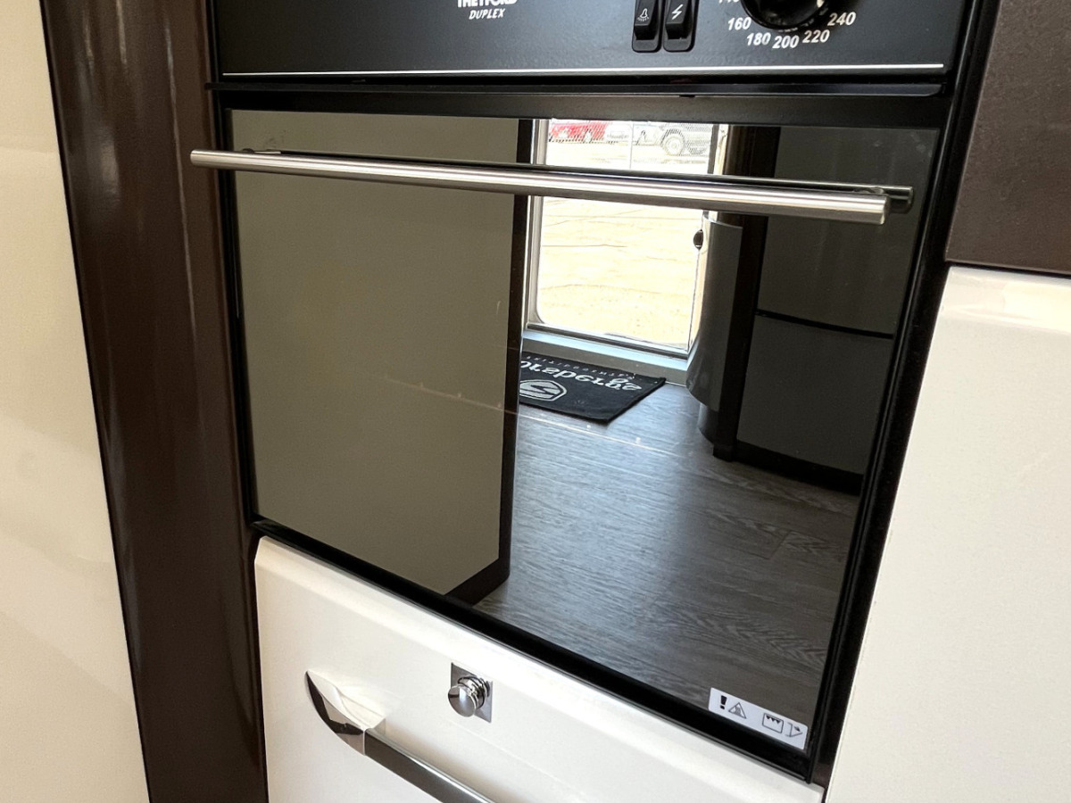 Hobby 560 CFE PREMIUM // Lyxiga utrymmen i fint skick med mycket tillbehör, bild 17 av 20