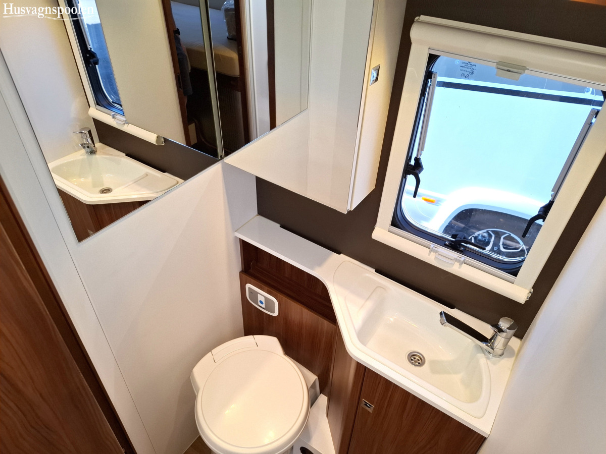Adria MATRIX M 670SL Långbäddar, Taksäng, Cykelställ, bild 13 av 17