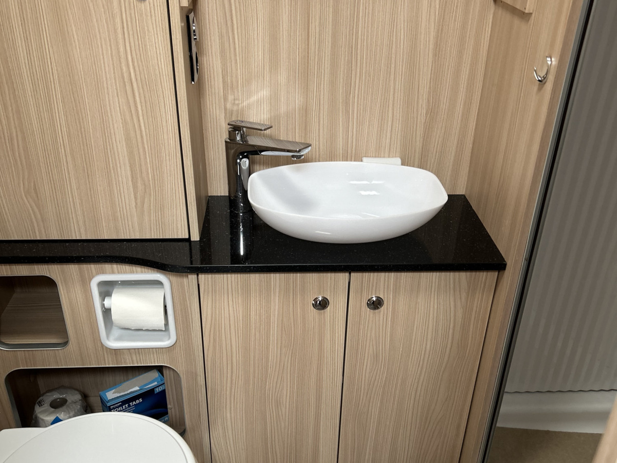 Bürstner Nexxo 720 Låga Långbäddar Toa bak 1 ägare, bild 20 av 22