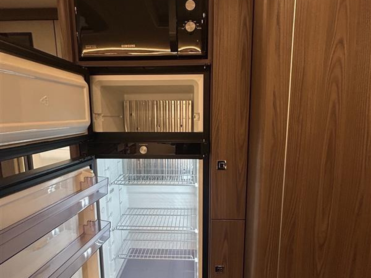 Hymer B890ML - Mercedes. Välvårdad bil med rätt utrustning för äventyr off grid., bild 11 av 21