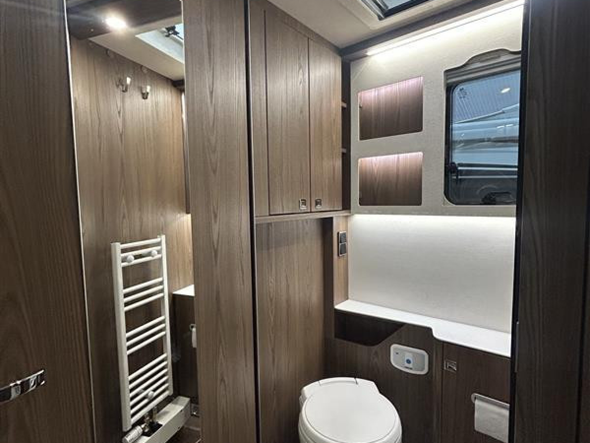 Hymer B890ML - Mercedes. Välvårdad bil med rätt utrustning för äventyr off grid., bild 13 av 21