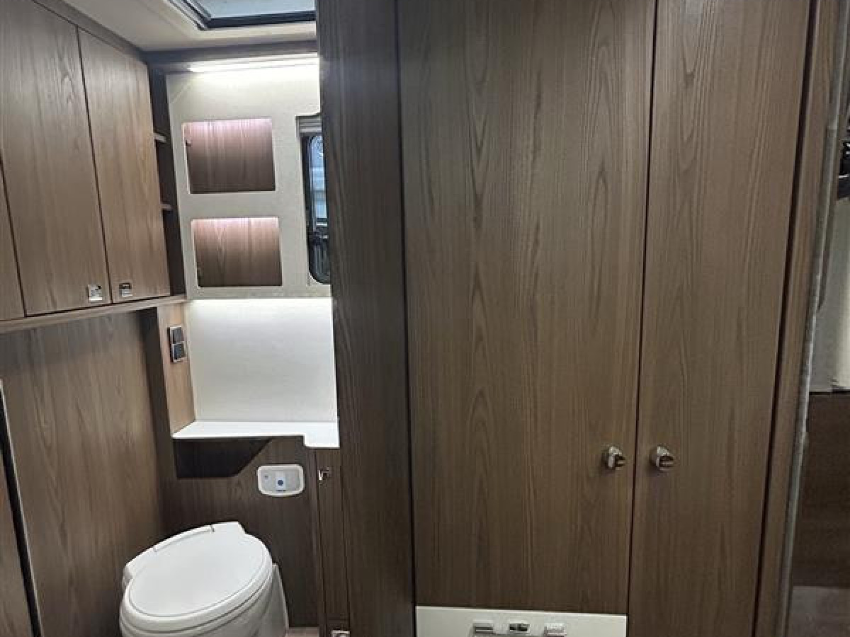 Hymer B890ML - Mercedes. Välvårdad bil med rätt utrustning för äventyr off grid., bild 14 av 21