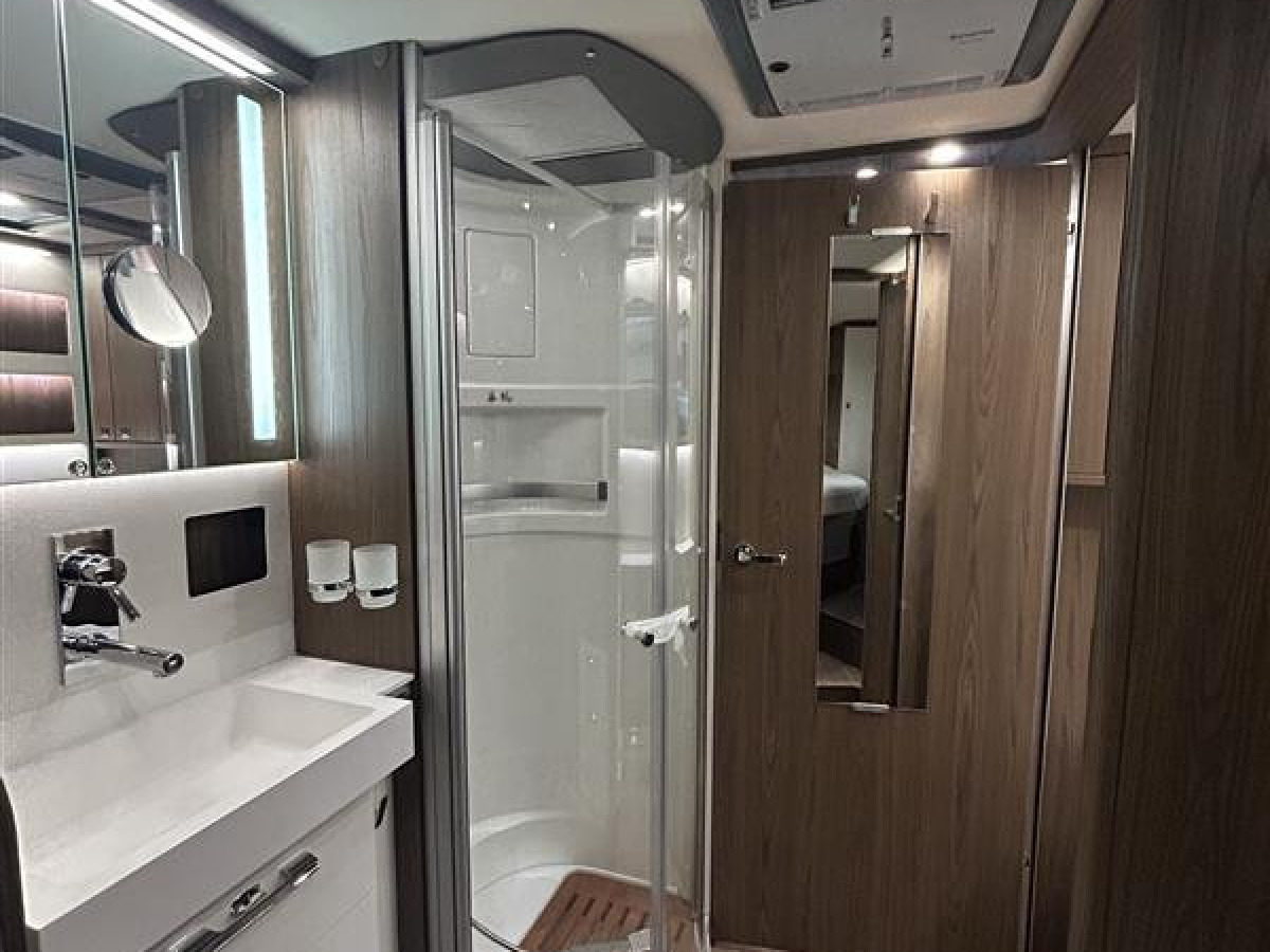 Hymer B890ML - Mercedes. Välvårdad bil med rätt utrustning för äventyr off grid., bild 15 av 21