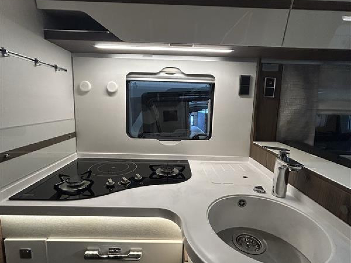 Hymer B890ML - Mercedes. Välvårdad bil med rätt utrustning för äventyr off grid., bild 8 av 21
