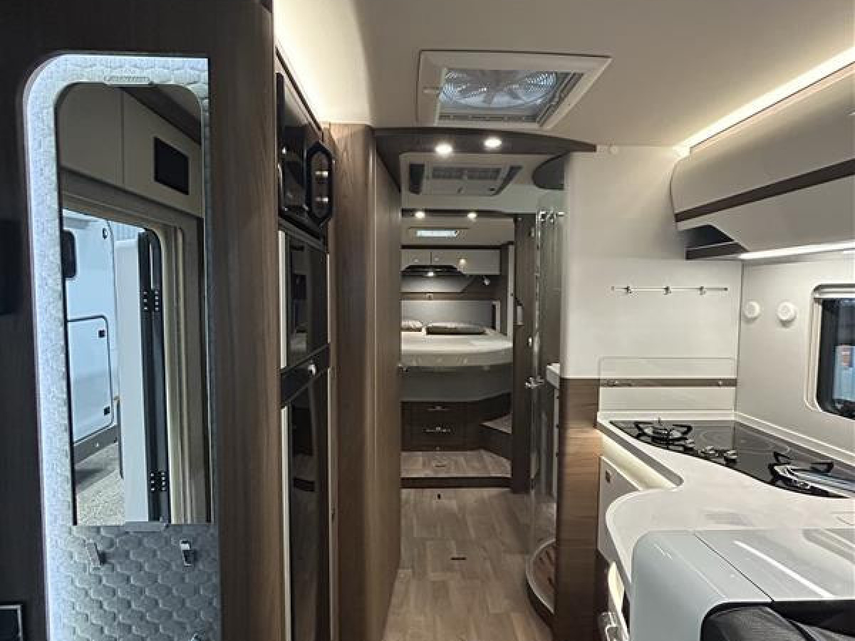 Hymer B890ML - Mercedes. Välvårdad bil med rätt utrustning för äventyr off grid., bild 6 av 21