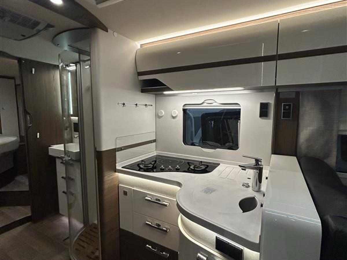 Hymer B890ML - Mercedes. Välvårdad bil med rätt utrustning för äventyr off grid., bild 7 av 21