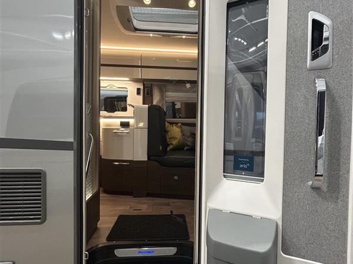 Hymer B890ML - Mercedes. Välvårdad bil med rätt utrustning för äventyr off grid., bild 2 av 21