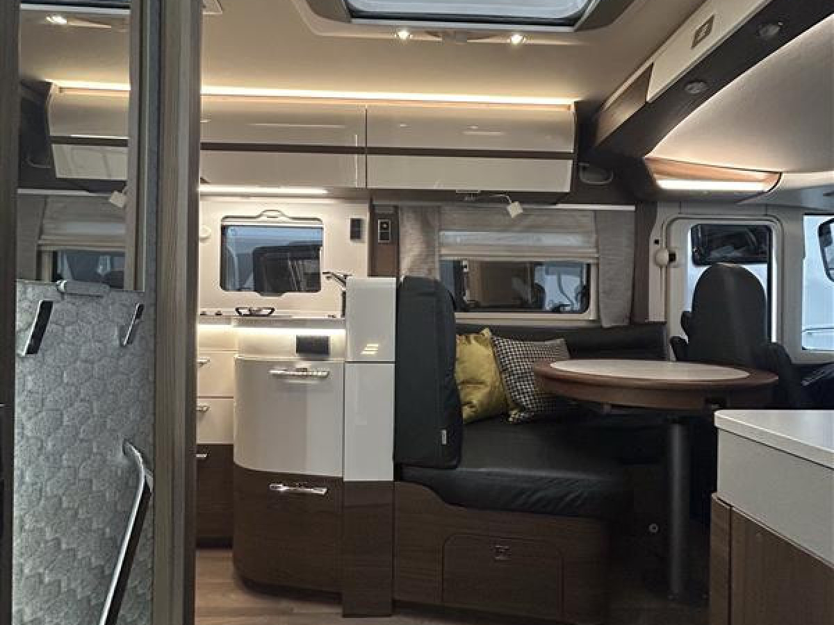 Hymer B890ML - Mercedes. Välvårdad bil med rätt utrustning för äventyr off grid., bild 3 av 21