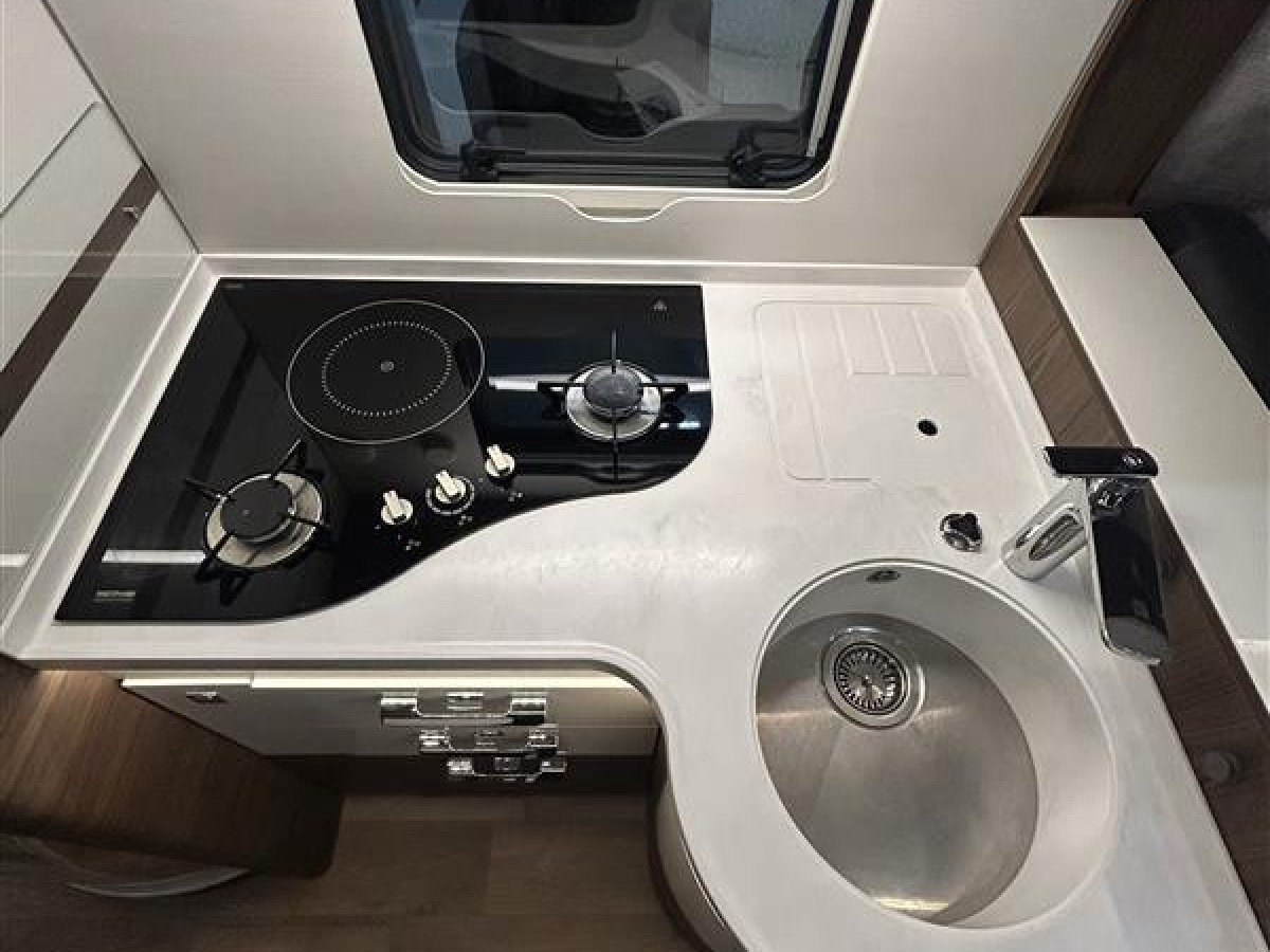 Hymer B890ML - Mercedes. Välvårdad bil med rätt utrustning för äventyr off grid., bild 9 av 21
