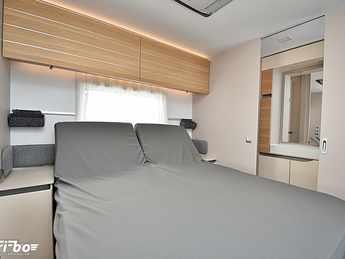 Adria 613 UT Adora, Queenbed, bild 13 av 25