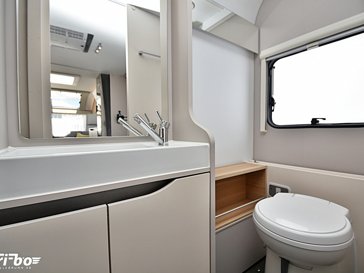 Adria 613 UT Adora, Queenbed, bild 22 av 25