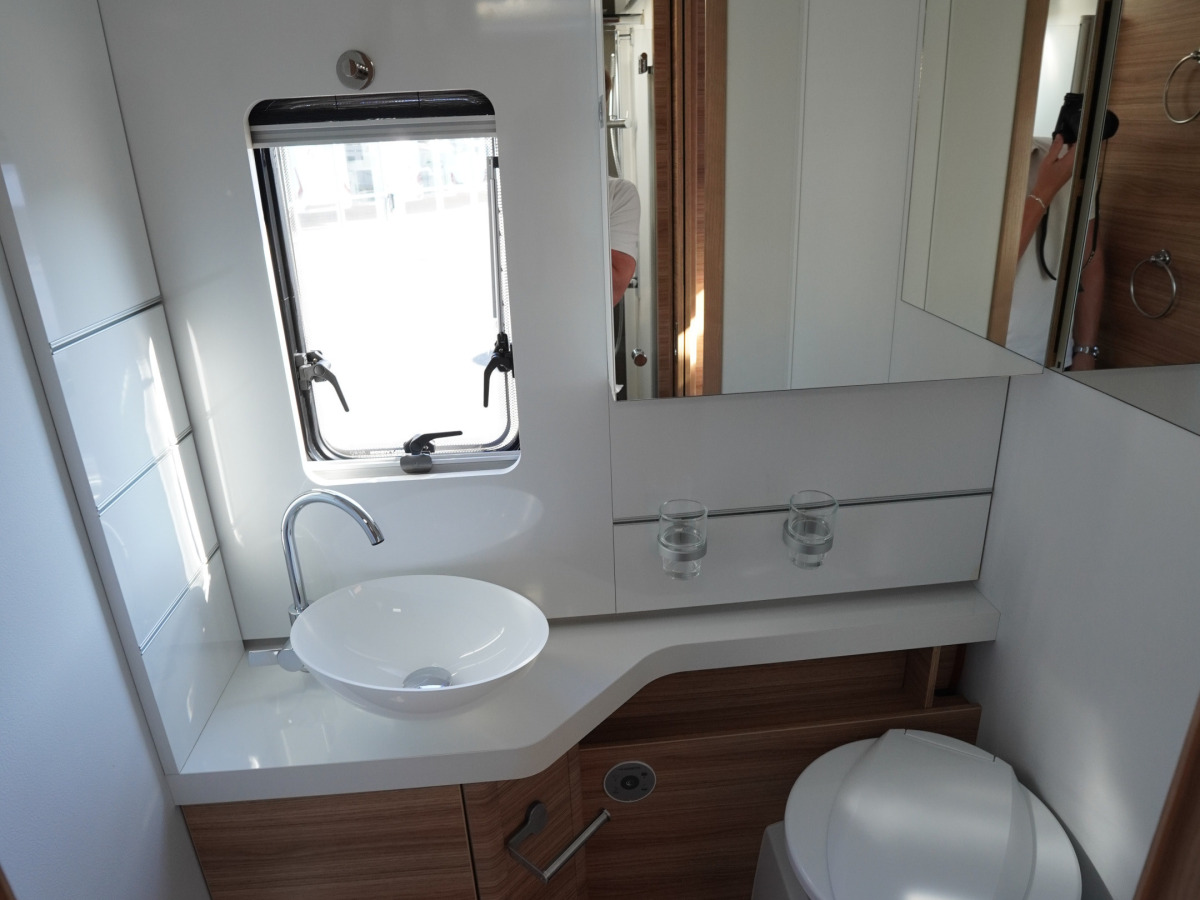 Adria SONIC SUPREME I 810SC 177hk Hydraulben Solcell, bild 17 av 30