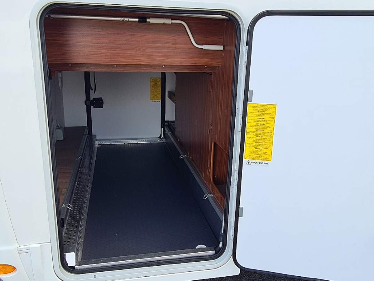 Adria Coral S 690 SL Enkelsäng, Superfint skick, bild 4 av 17