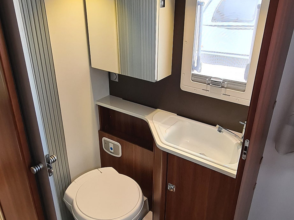 Adria Coral S 690 SL Enkelsäng, Superfint skick, bild 15 av 17