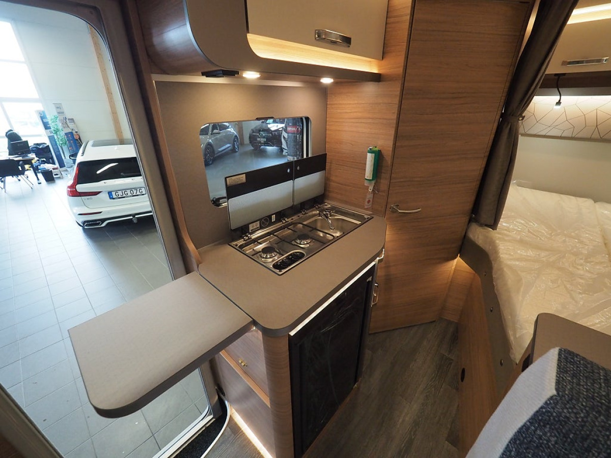 Weinsberg CaraLoft 550 MF Mässerbjudande I 6m I AUT I 155hk I 3500kg, bild 7 av 12